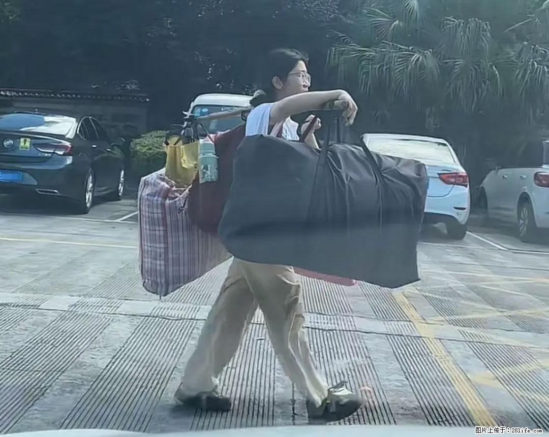 全网追的“扁担女孩”,找了一份暑假工,时薪12元 - 来宾生活资讯 - 来宾28生活网 lb.28life.net