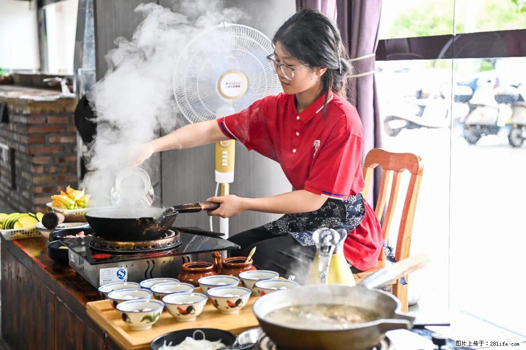 全网追的“扁担女孩”,找了一份暑假工,时薪12元 - 来宾生活资讯 - 来宾28生活网 lb.28life.net